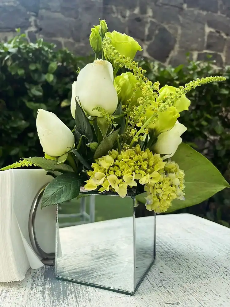 Arreglo floral de rosas y astromelias blancas en base espejo