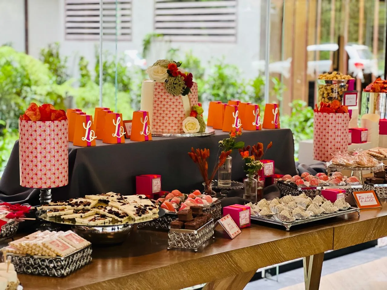 Mesa de postres GAVARA con pastel de pisos, galletas y bolsas personalizadas