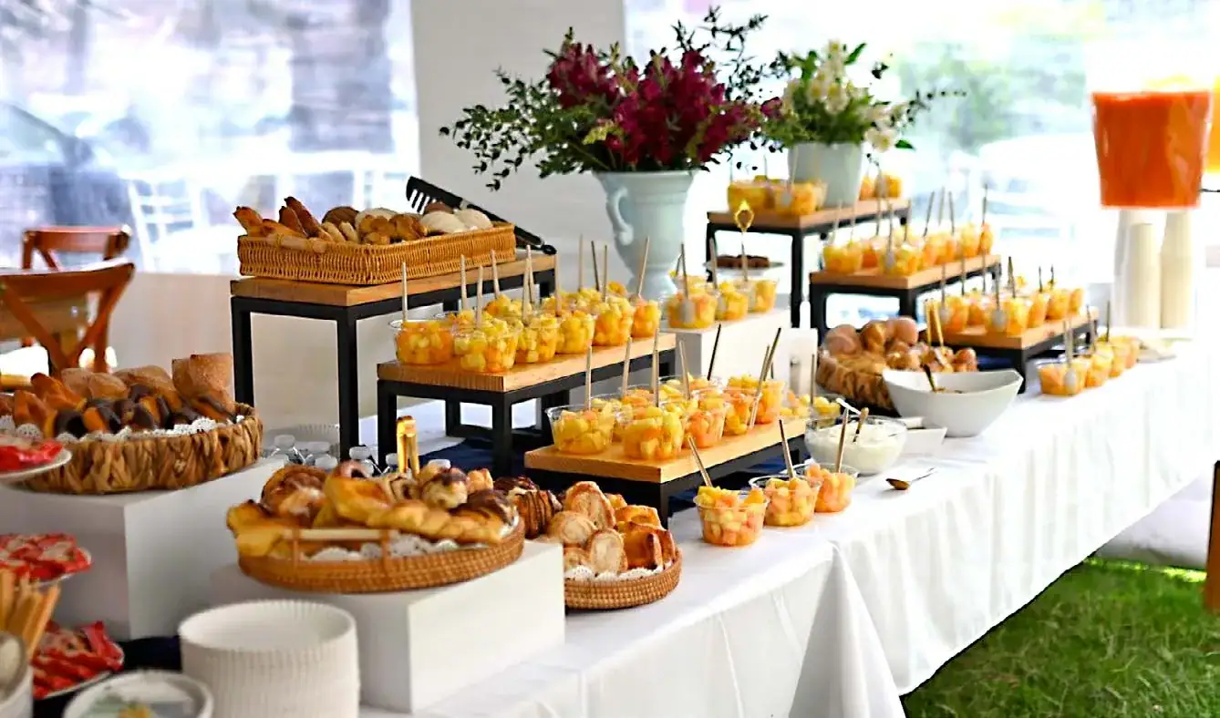 Mesa de coffee break GAVARA con panadería, fruta y bebidas