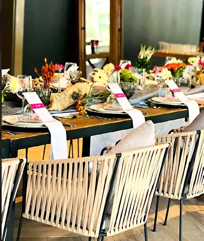 Mobiliario y ambientación VIP GAVARA en mesa de evento